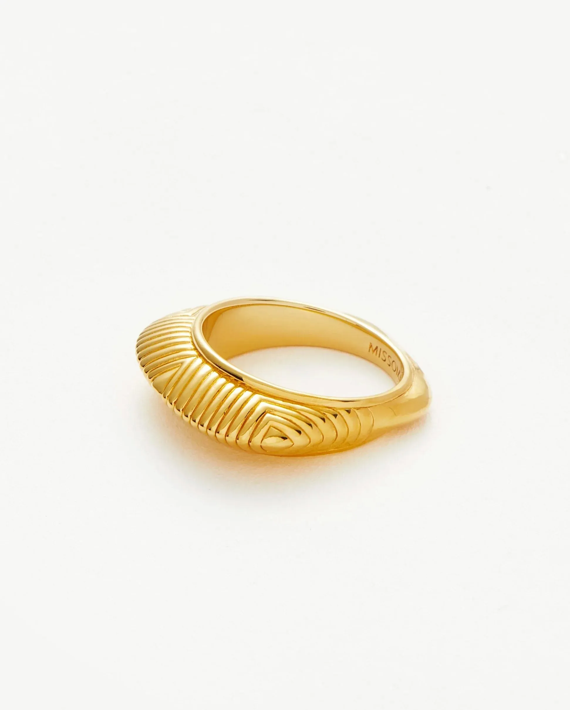 HERA DOME RIDGE STACKING RING / GOLD