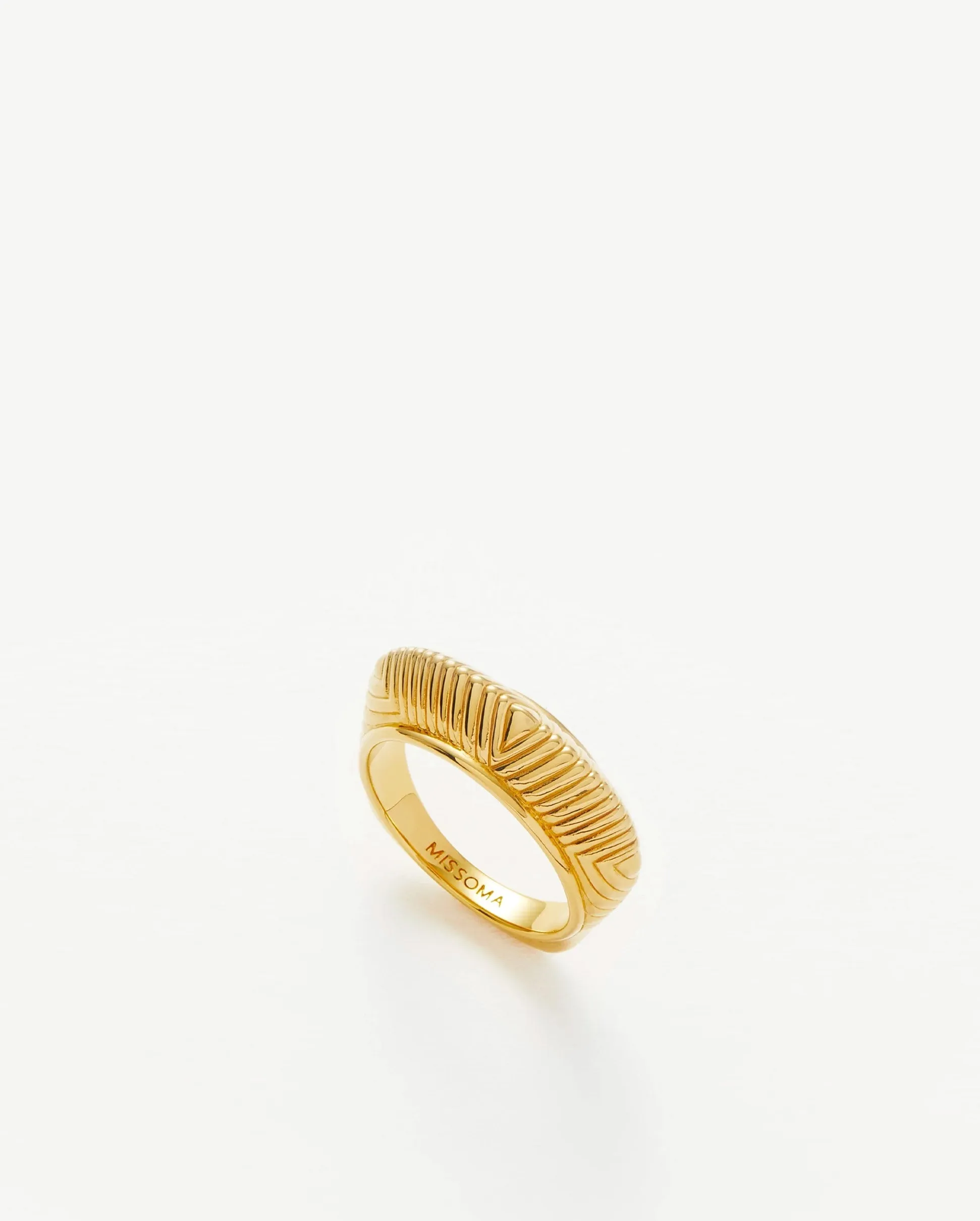 HERA DOME RIDGE STACKING RING / GOLD