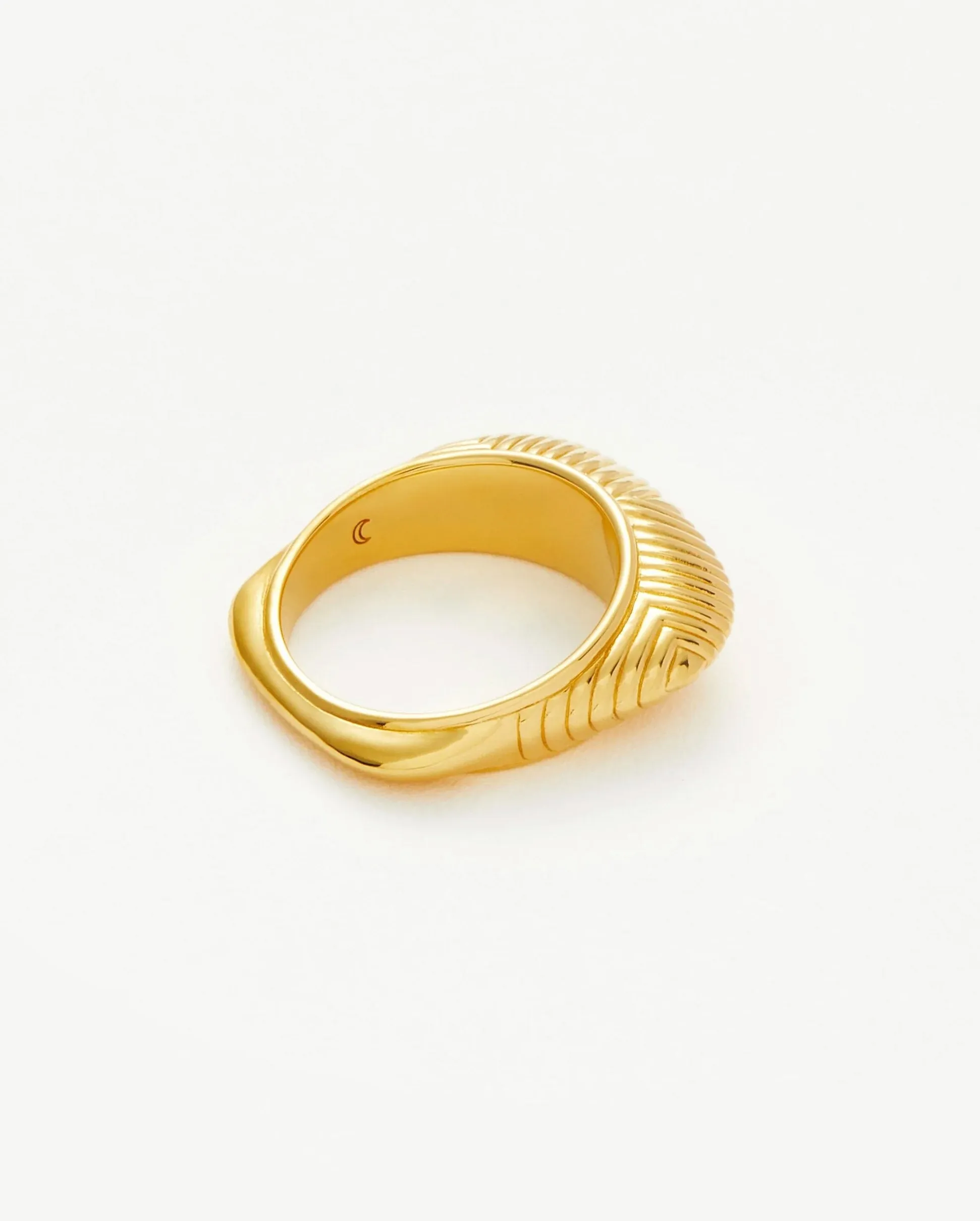 HERA DOME RIDGE STACKING RING / GOLD