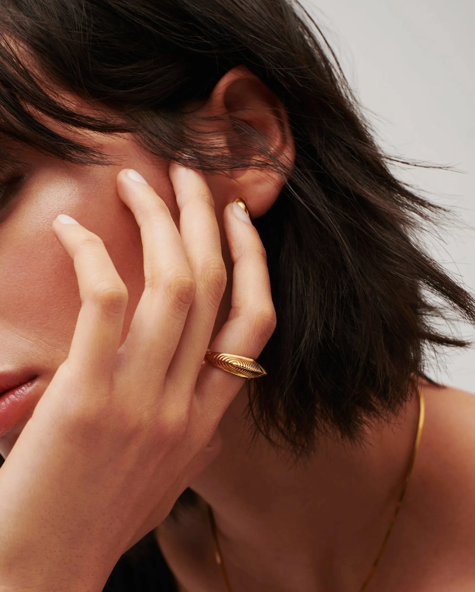 HERA DOME RIDGE STACKING RING / GOLD
