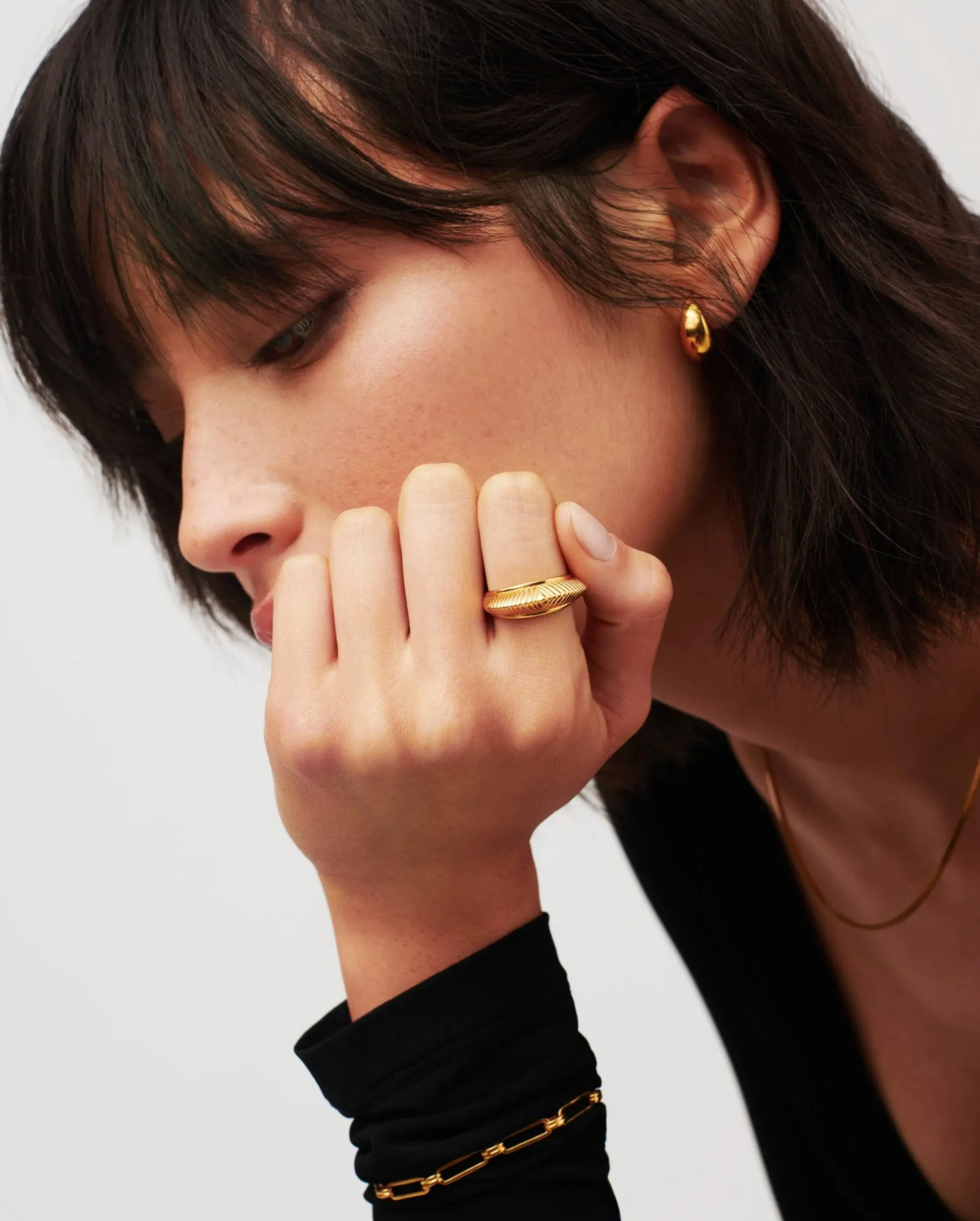 HERA DOME RIDGE STACKING RING / GOLD