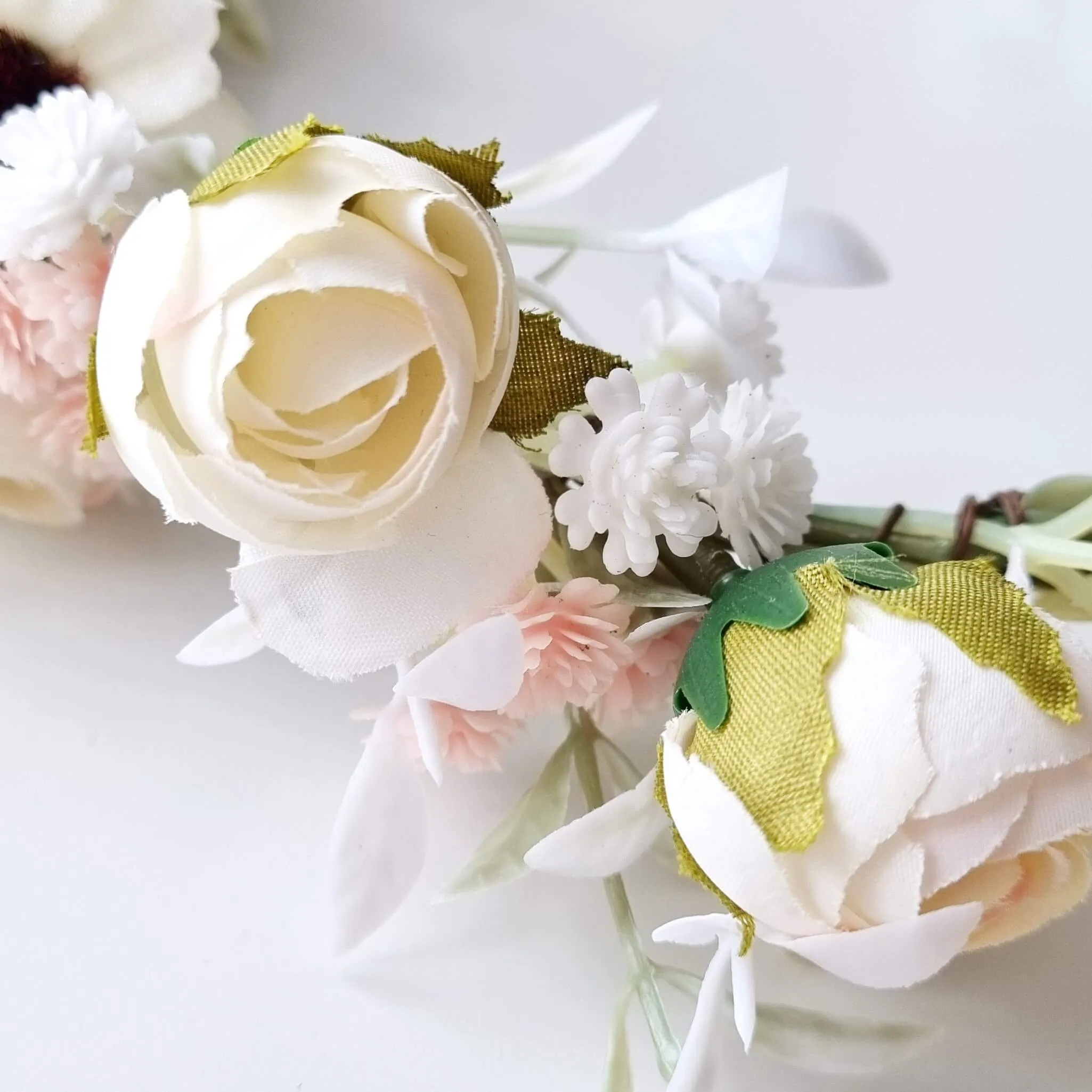 Milky white flower wreath